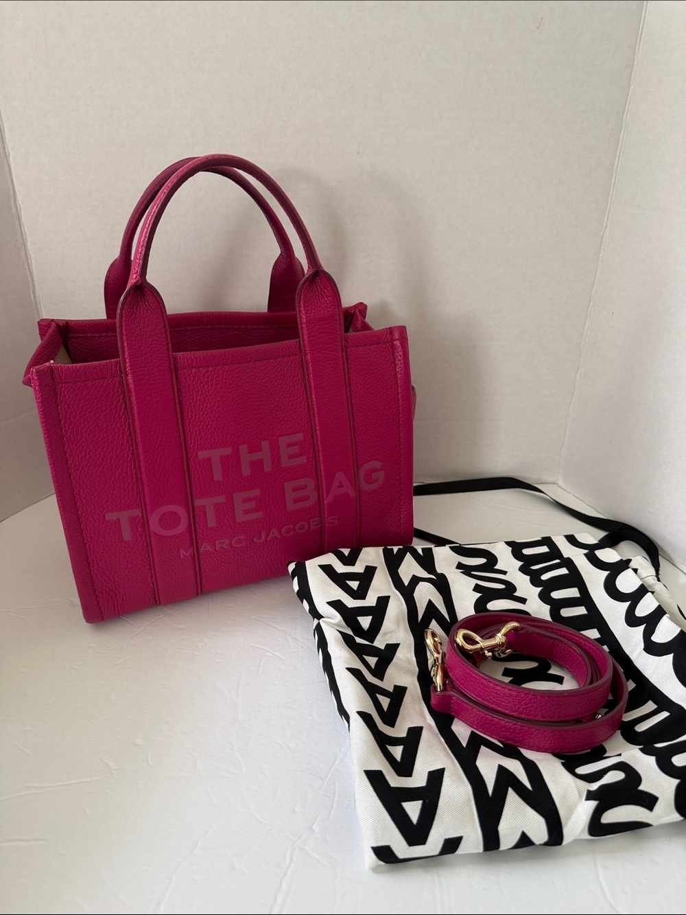 Marc Jacobs The Leather Small Tote Bag in Fuchsia